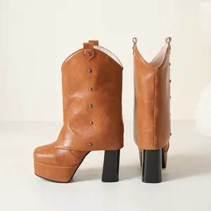Vista lateral y trasera de botas de plataforma marrones con tacón grueso y tachuelas