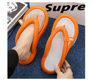 Detaillierte Nahaufnahme von orange-weißen rutschfesten EVA-Flip-Flops mit SMILE.