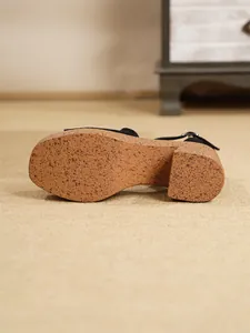 Primer plano detallado de la suela de cuña con textura de corcho en sandalias de plataforma