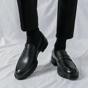 Herren Brogue Slipper in Schwarz, britischer Stil mit dicker Sohle für Business und Alltag.