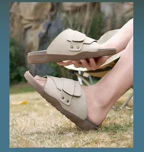 Πλαϊνή όψη από casual μπεζ σουέτ σαγιονάρες με αγκράφα για ανδρική χρήση έξω.