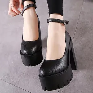 Detailansicht der schwarzen Plateau-Pumps mit 14 cm Blockabsatz und Knöchelriemen