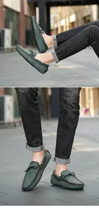 Vue détaillée de mocassins en daim vert élégants pour hommes avec jean décontracté