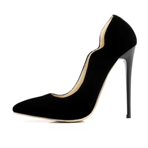 Elegantes tacones de aguja negros de punta con un diseño único de borde festoneado