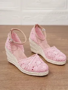 Detalle del empeine de encaje rosa en sandalias de cuña de verano