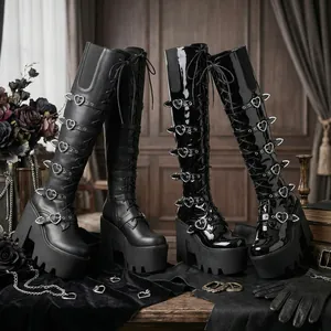 Bottes compensées au-dessus du genou Goth Y2K avec boucles cœur en noir mat et verni