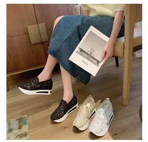 Detailansicht der Damen-Plateau-Sneaker aus Netzspitze mit funkelnden Pailletten in diversen Farben