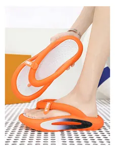 Detailansicht der leuchtend orangefarbenen EVA-Sport-Flip-Flops mit SMILE-Aufdruck