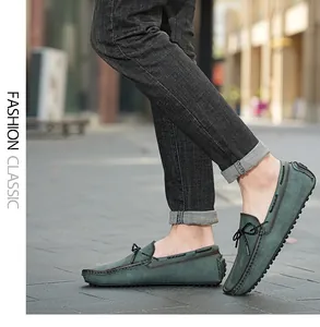 Gros plan de mocassins homme bleu sarcelle portés par un mannequin en extérieur