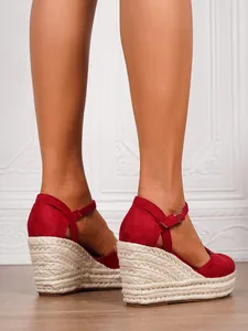 Seitendetail der roten Wildleder-Espadrille-Keilsandalen mit gewebter Jute-Plattform