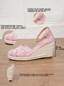 Detalle de la parte superior de ganchillo rosa y sandalias de cuña de esparto de 8 cm.