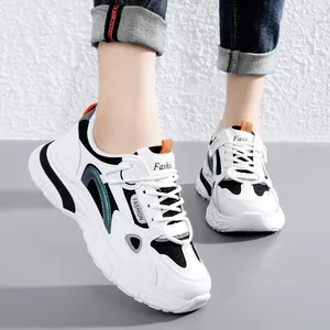 Stijlvolle witte dames sneakers met dikke zool en ademende mesh inzetstukken voor zomer
