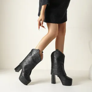 Vista lateral de botas negras con plataforma y diseño de caña vuelta