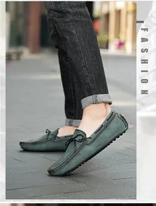 Vue latérale de mocassins pour hommes bleu sarcelle avec lacets noirs