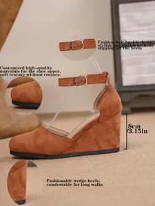 Detailansicht brauner Wildleder-Keilsandalen mit 8 cm Absatz und Knöchelriemen