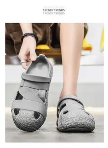 Nahaufnahme von grauen Herren-Clogs für draußen mit rutschfester Sohle und Design