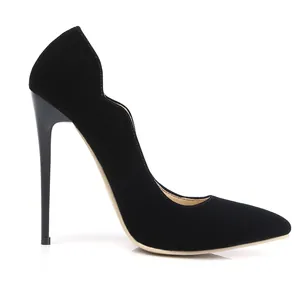Vista detallada de elegantes stilettos de ante negro con diseño único de bordes ondulados