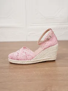 Vista lateral de sandalias de cuña tipo alpargata de encaje rosa para mujer