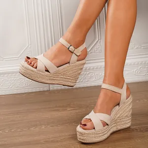 Elegante beige Damen Keilsandaletten aus Wildleder mit Plateau und Espadrille-Sohle
