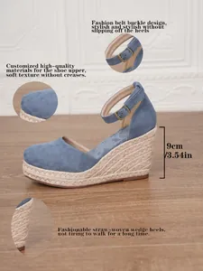 Detalle de sandalias de cuña en ante azul con tacón de esparto de 9cm y hebilla fina