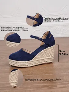 Detailansicht der marineblauen Keilsandaletten mit 9 cm Espadrille-Absatz und Schnalle.
