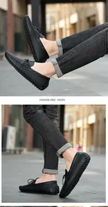 Gros plan de mocassins noirs pour hommes sur un modèle en ville