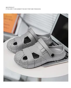 Nahaufnahme grauer hohler Sandalen mit Textur auf minimalistischem Laptop-Hintergrund