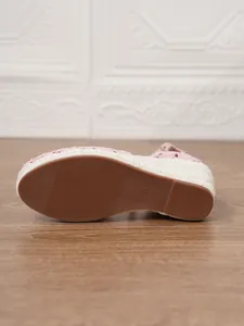 Detalle de sandalias de cuña de ganchillo rosa con suela antideslizante para mujer