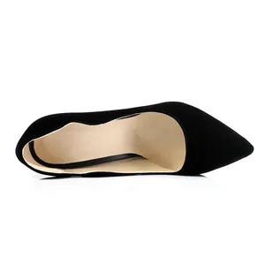 Vista superior que muestra el interior y la silueta elegante de los estiletos negros de punta