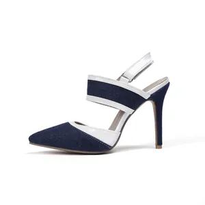 Vista lateral detallada del zapato de tacón en mezclilla azul y charol blanco