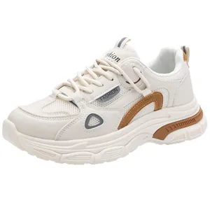 Comfortabele witte dames sneakers met dikke zool en ademend mesh voor de zomerse stijl.