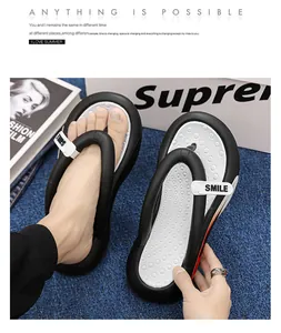 Detailansicht bequemer schwarz-weißer EVA-Flip-Flops mit SMILE-Schriftzug auf dem Riemen
