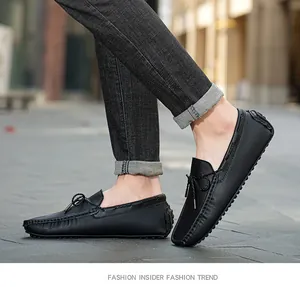 Mocassins élégants en cuir noir pour hommes portés dans un cadre urbain décontracté