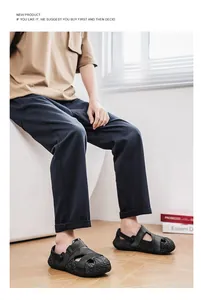 Nahaufnahme von lässigen schwarzen Sportsandalen für Herren mit Kreuzriemen und rutschfester Sohle