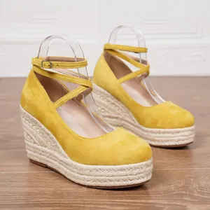 Alpargatas de cuña elegantes en ante amarillo con correas cruzadas para el tobillo