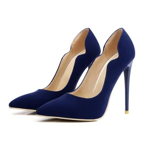 Elegantes tacones de aguja en ante azul marino con borde festoneado y punta fina