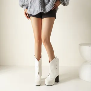 Botines blancos con plataforma, tacón grueso y diseño de cuello en V para mujer.