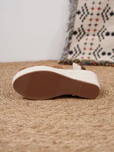 Vista detallada de la suela de alpargatas con cuña para mujer con talla y agarre