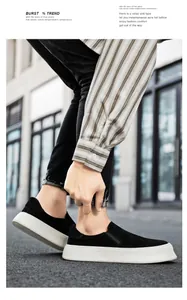Herren Wildleder Slipper mit dicker weißer Plateausohle im Harajuku-Stil in Schwarz.