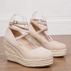 Sandalias de cuña esparteñas de ante nude con correa al tobillo y suela de paja trenzada