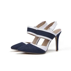 Elegantes sandalias slingback de mezclilla y cuero blanco con punta fina y tacón.