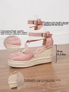 Detailansicht der pinkfarbenen Wildleder-Keilsandalen mit Strohplattform und Riemen