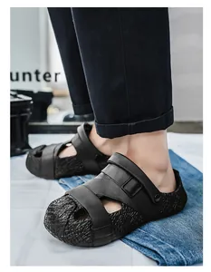 Detaillierte Nahaufnahme schwarzer Herren-Sommer-Clogs mit Doppelriemen am Modell