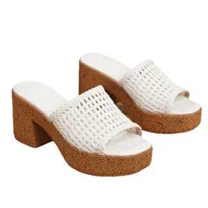 Sandalias de plataforma tejidas en blanco con tacones de corcho texturizado