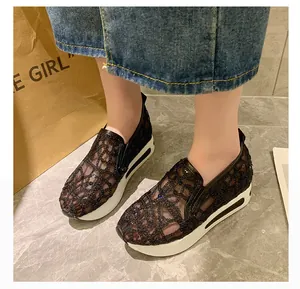 Nahaufnahme schwarzer Schnürschuhe aus Mesh mit weißer Plateausohle am Modell.