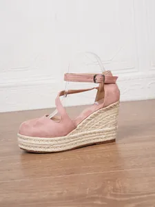 Detailansicht der rosa Keilsandalette mit Jute-Plattform und Knöchelriemen aus Wildleder.