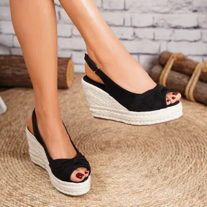 Sandalias de cuña negras con plataforma de paja rústica y tira trasera descubierta