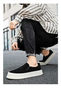 Seitenansicht von schwarzen Herren-Slipper aus Wildleder mit dicker Sohle auf Modell