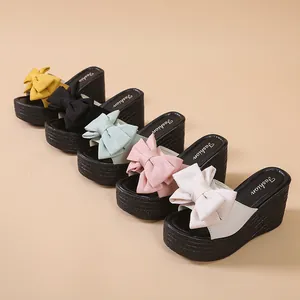 Sommerliche Plateau-Keilsandalen mit großen Stoffschleifen in verschiedenen Farben