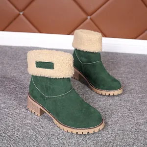 Seitenansicht grüner Wildleder-Schneestiefel mit beigem Plüschfutter und Blockabsatz